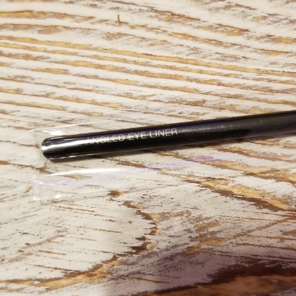 🛍{Laura Mercier} Angled Eyeliner Brush - Picture 5 of 5